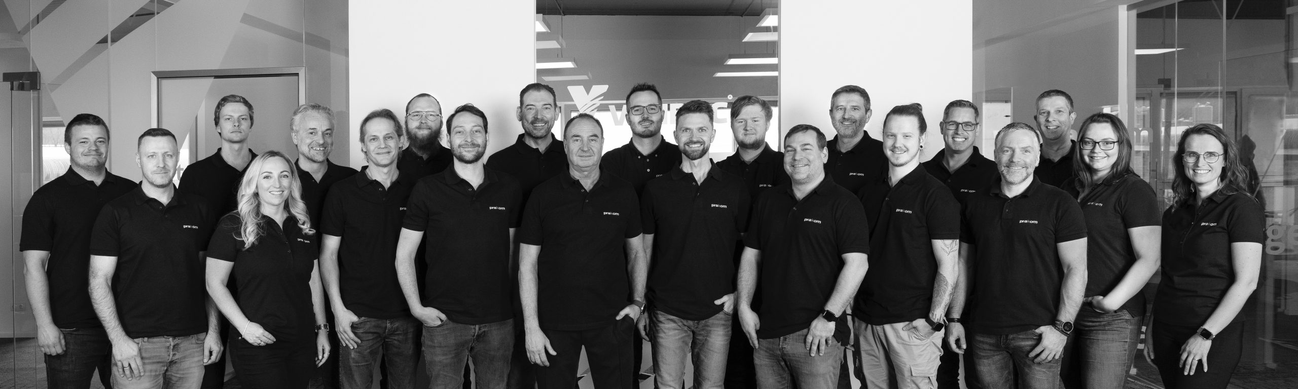 Prakom_Teamfoto_gross_4x1.2_sw-scaled-1 (4)